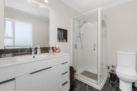 Photo of property in 7a Caledonia Place, Highlands Park, New Plymouth, 4312