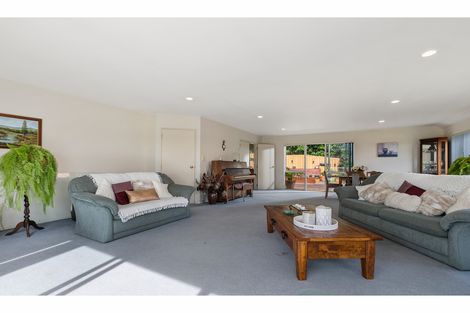 Photo of property in 22 Margaret Henry Crescent, Oteha, Auckland, 0632
