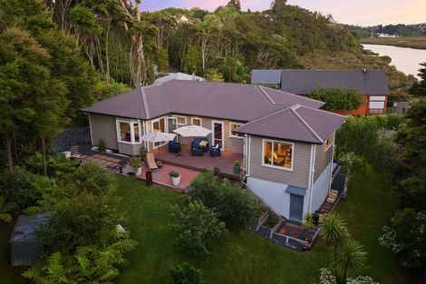 Photo of property in 127 Whangaparaoa Road, Red Beach, 0932