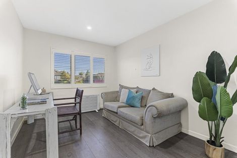 Photo of property in 3 Waiwera Place, Merrilands, New Plymouth, 4312