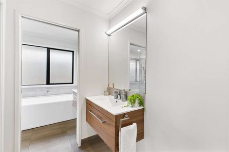 Photo of property in 2 Glennron Lane, Waiuku, 2123