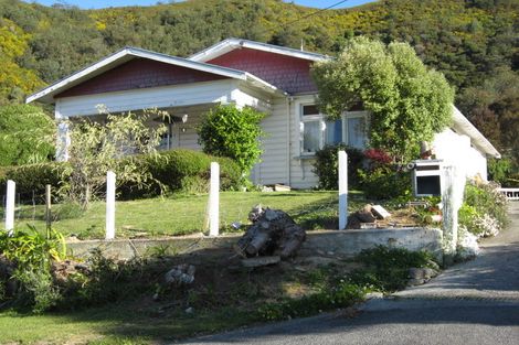 Photo of property in 30 South Terrace, Picton, 7220