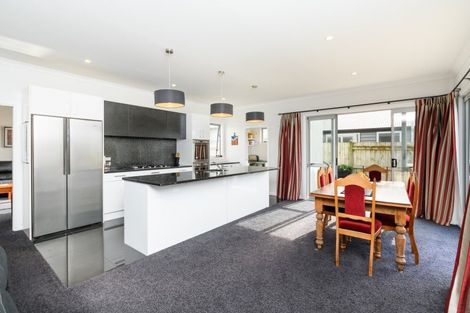 Photo of property in 4 Saint Heliers Grove, Fitzherbert, Palmerston North, 4410