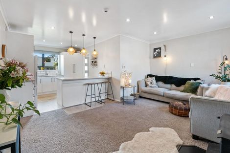 Photo of property in 8b Wyndham Road, Hannahs Bay, Rotorua, 3010