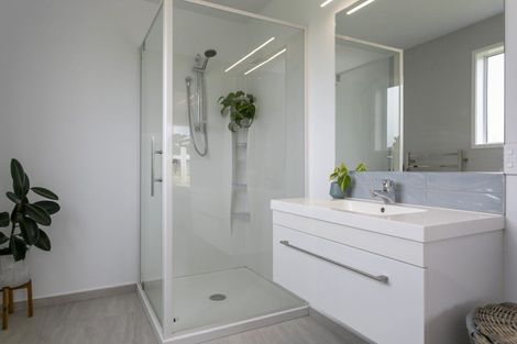 Photo of property in 6 Kahikatea Drive, Kinloch, Taupo, 3377