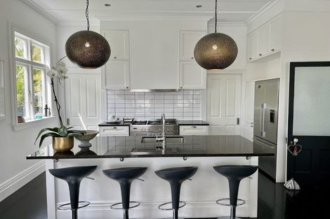 Photo of property in 8 William Bond Street, Stanley Point, Auckland, 0624