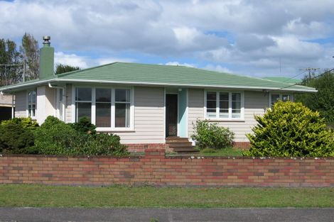 Photo of property in 35 Ward Crescent, Te Atatu Peninsula, Auckland, 0610