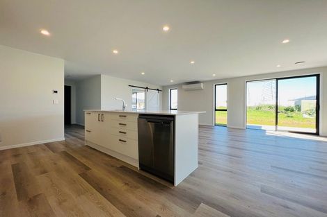 Photo of property in 25 Dumas Place, Rosehill, Papakura, 2113