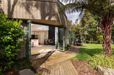 Photo of property in 11a Woodfern Crescent, Titirangi, Auckland, 0604