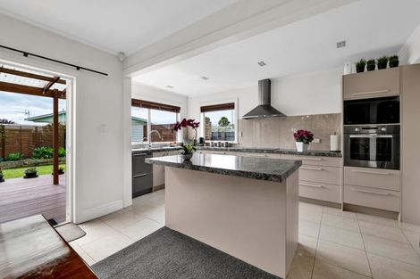 Photo of property in 336 South Road, Hawera, 4610