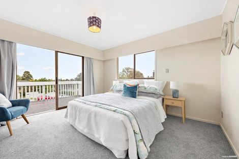Photo of property in 10 Halcombe Place, Green Bay, Auckland, 0604