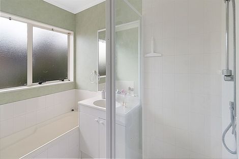 Photo of property in 20 Ryehill Close, New Lynn, Auckland, 0600