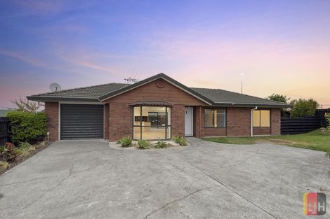 Photo of property in 18 Randwick Place, Randwick Park, Auckland, 2105