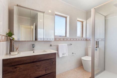 Photo of property in 35 Chatswood Grove, Chatswood, Auckland, 0626