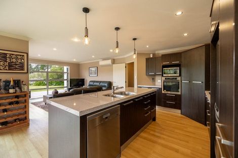 Photo of property in 8 Titirangi Drive, Fitzherbert, Palmerston North, 4471