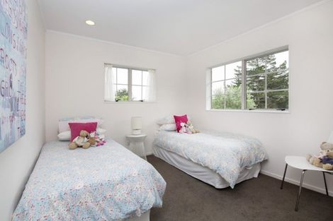 Photo of property in 22 Lochend Place, Highland Park, Auckland, 2010