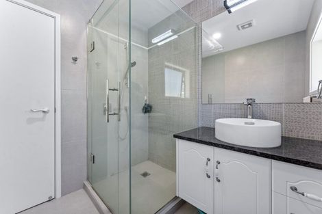 Photo of property in 18 Murano Place, Chatswood, Auckland, 0626