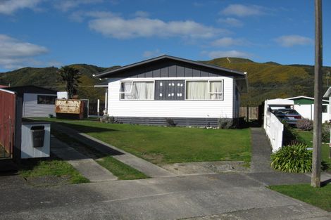 Photo of property in 42 Matthews Road, Wainuiomata, Lower Hutt, 5014