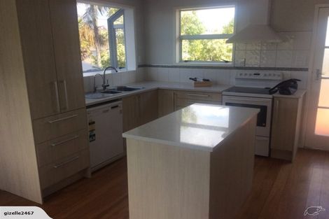Photo of property in 5 Cron Avenue, Te Atatu South, Auckland, 0610