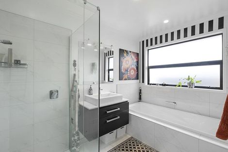 Photo of property in 3 Aderman Place, Hurworth, New Plymouth, 4310