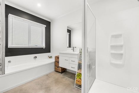 Photo of property in 14 Passchendaele Grove, Trentham, Upper Hutt, 5018