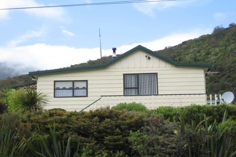 Photo of property in 168 Waikawa Road, Picton, 7220