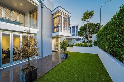 Photo of property in 3/245 Hurstmere Road, Takapuna, Auckland, 0622
