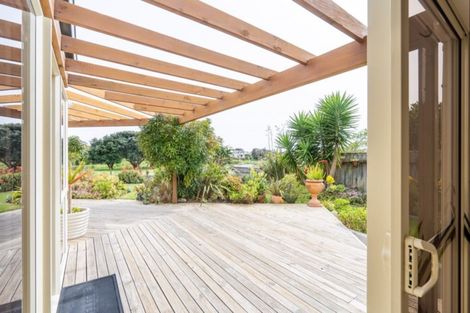 Photo of property in 17 Barrett Drive, Waikanae Beach, Waikanae, 5036