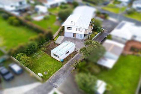 Photo of property in 1 Cron Avenue, Te Atatu South, Auckland, 0610