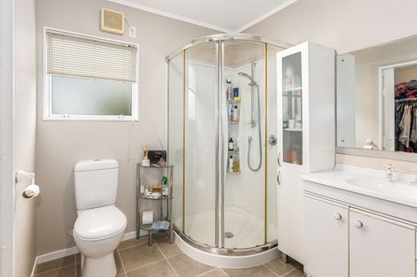 Photo of property in 21 Saunders Close, Whitby, Porirua, 5024