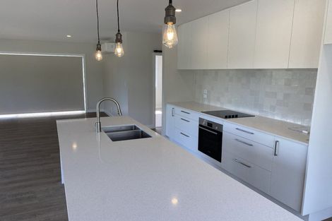 Photo of property in 2 Grove Lane, Omokoroa, 3114