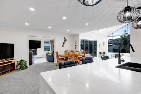 Photo of property in 19 Dolphin Parade, Bell Block, New Plymouth, 4312