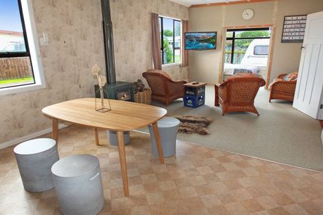 Photo of property in 2 Huia Street, Foxton Beach, Foxton, 4815