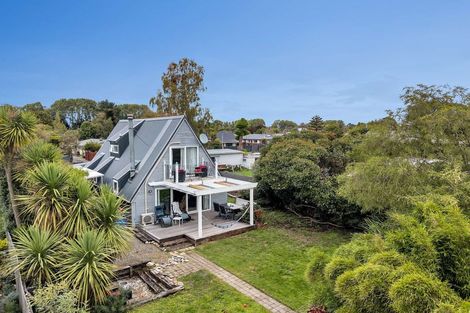 Photo of property in 12 Mckenzie Place, Waikuku Beach, 7402