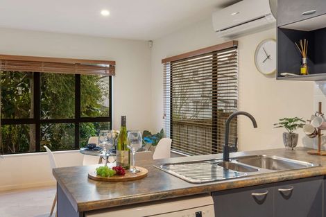 Photo of property in 4/42 Fields Parade, Oteha, Auckland, 0632