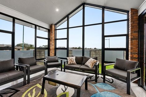 Photo of property in 18 Manurau Crescent, Merrilands, New Plymouth, 4312