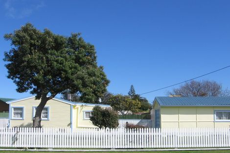 Photo of property in 2 Hart Street, Foxton Beach, Foxton, 4815