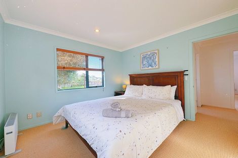 Photo of property in 40 Dress Circle, Newlands, Wellington, 6037