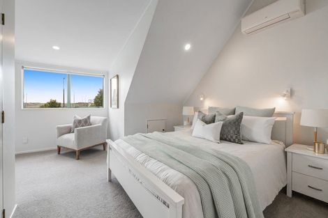 Photo of property in 28 Barbados Drive, Unsworth Heights, Auckland, 0632