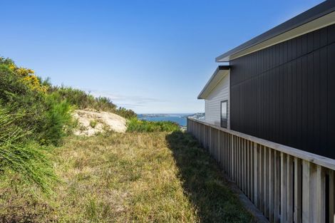 Photo of property in 7b Grumman Lane, Newlands, Wellington, 6037