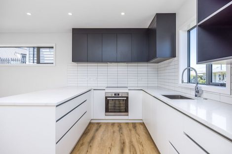 Photo of property in 3/94 Target Road, Totara Vale, Auckland, 0629