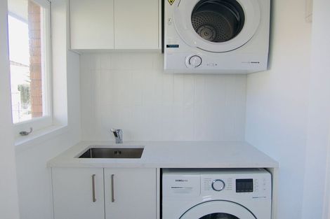 Photo of property in 2/16 Anne Road, Hillcrest, Auckland, 0627