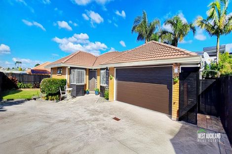 Photo of property in 19 Heversham Place, Glendene, Auckland, 0602