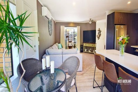 Photo of property in 19 Heversham Place, Glendene, Auckland, 0602