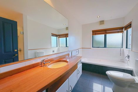 Photo of property in 40 Dress Circle, Newlands, Wellington, 6037