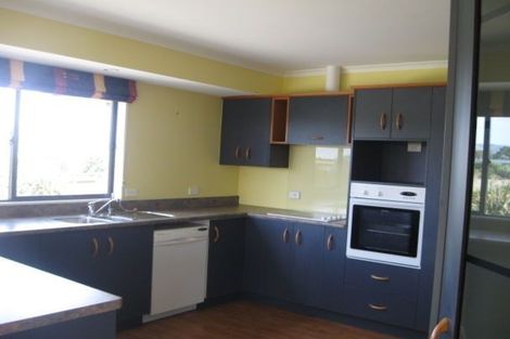 Photo of property in 12 Sycamore Crescent, Fitzherbert, Palmerston North, 4410