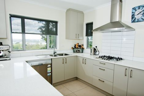 Photo of property in 118a Sunset Road, Unsworth Heights, Auckland, 0632