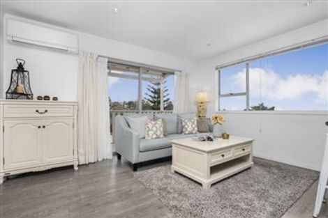 Photo of property in 1/7 Malters Place, Browns Bay, Auckland, 0630