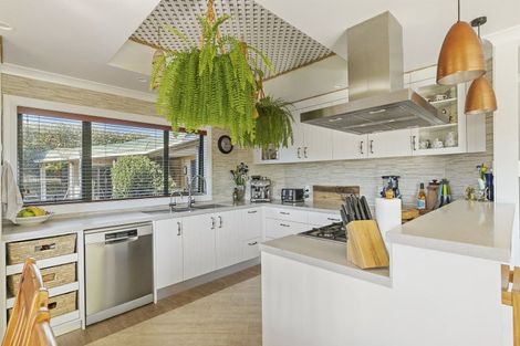 Photo of property in 128 Wairau Road, Oakura, 4314