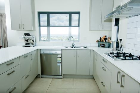 Photo of property in 118a Sunset Road, Unsworth Heights, Auckland, 0632